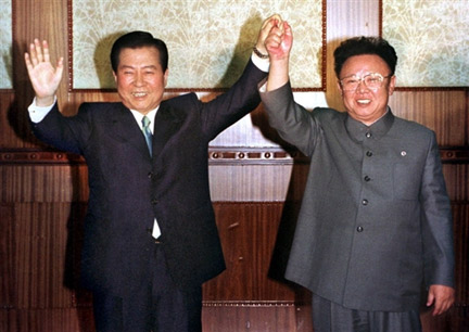 Le président nord-coréen Kim Jong-Il (D) et le président sud-coréen Kim Dae-Jung (G)(Photo : AFP)