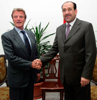 La rencontre du Premier ministre irakien, Nouri al-Maliki, avec Bernard Kouchner à Bagdad.(Photo : Reuters)