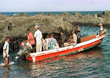 C'est à bord d'un kwassa-kwassa, une barque traditionnelle que les émigrants ont tenté de rejoindre Mayotte(Photo : AFP)