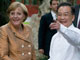 La chancelière allemande Angela Merkel avec le Premier ministre chinois Wen Jiabao, le 27 août 2007 à Pékin.(Photo : Reuters)