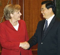 Le président chinois Hu Jintao en visite à Berlin fin novembre 2005, quelques mois avant l'investiture d'Angela Merkel à la Chancellerie allemande. (Photo : AFP)