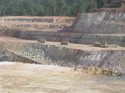 L'une des&nbsp;carrières exploitées par la multinationale Iamgold à Rosebel au Surinam, pays voisin de la Guyane française où sa filiale CBJ Caïman escompte ouvrir une mine d'or similaire dans le Parc naturel régional créé en 2001.(Photo : Frédéric Farine)