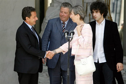 Elizabeth Borrel, veuve du juge Bernard Borrel, son avocat Olivier Morice et son fils Louis-Alexandre (à droite), reçus par le président français Nicolas Sarkozy le 19 juin.(Photo : AFP)