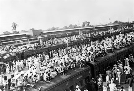Des réfugiés musulmans essayant par tous les moyens de rejoindre le Pakistan lors de l'exode en 1947.(Photo : AFP)