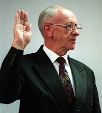 L'ancien ministre de la Loi et de l'Ordre, Adriaan Vlok, lors de son audition en 1997.(Photo : AFP)