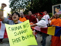 Manifestations d'activistes devant l'ambassade de la Birmanie, à Washington, qui appellent au boycott des Jeux olympiques de 2008, pour faire pression sur Pékin. ( Photo : Reuters )