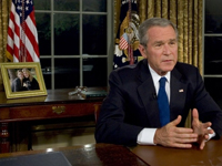 George Bush dans son bureau ovale de la Maison Blanche, juste après son allocution télévisée. C'était la 8e fois que le président américain intervenait sur l'Irak. ( Photo : AFP )