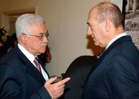 Le Président palestinien Mahmoud Abbas (g) en discussion avec le Premier ministre israélien Ehud Olmert (d), à l'issue de leur rencontre du 10 septembre 2007, à Jérusalem.(Photo : Reuters)