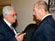 Le Président palestinien Mahmoud Abbas (g) en discussion avec le Premier ministre israélien Ehud Olmert (d), à l'issue de leur rencontre du 10 septembre 2007, à Jérusalem.(Photo : Reuters)