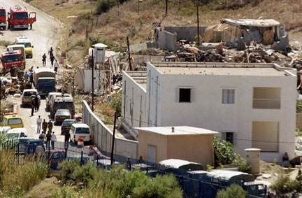 Des policiers et des soldats algériens inspectent les décombres de la caserne des gardes-côtes, après l'attentat suicide du 8 septembre 2007, à Dellys, à 70 km au nord d'Alger.(Photo : AFP)