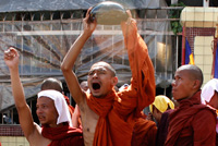 <i>«&nbsp;Les moines ont demandé à la foule de ne pas scander de slogans politiques mais de réciter des prières pour la paix.&nbsp;»</i>(Photo : Reuters)