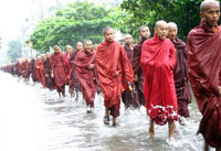 Plus d'un millier de moines bouddhistes manifestent en priant dans les rues de Rangoun pour protester contre la junte militaire. 

		(Photo : AFP)