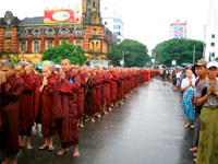 Un millier de moines autorisés par la police à défiler à Yangon (ex-Rangoon) devant le domicile de Aung San Su kyi et fait exceptionnel, elle est sortie de sa résidence surveillée pour prier avec les Bonzes.(Crédit : Reuters)