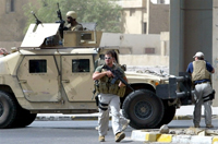 Les hommes de la société privée américaine Blackwater, dans les rues de Bagdad, en juillet 2005. (Photo : AFP)