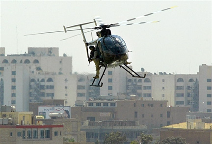 Un hélicoptère de la société militaire privée Blackwater, survolant Bagdad.(Photo : AFP)