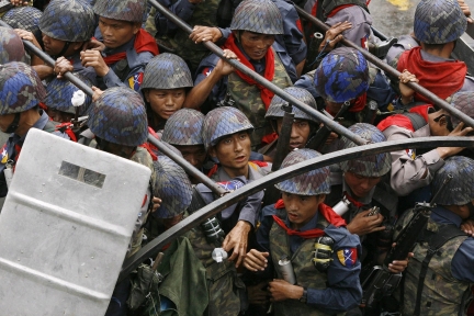 La police anti-émeute arrive en camion sur le lieu d'une manifestation au centre de Rangoon ce 27 septembre.(Photo : Reuters)