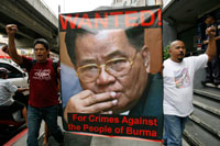 A Manille, aux Philippines, des activistes appartenant à la Coalition pour la Birmanie libre protestent devant l'ambassade de Birmanie, hissant le portrait du chef de la junte militaire birmane,Than Shwe.  (Photo : Reuters)