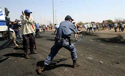 Des affrontements ont éclaté entre la police et les manifestants, à Soweto, ce lundi 3 septembre.  (Photo : AFP)
