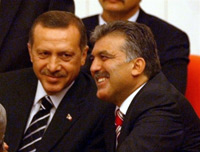 Le Premier ministre Recep Tayyip Erdogan (g) et le président de la République Abdullah Gül (d) préparent un projet de réforme de la Constitution qui inclurait l'abolition de l'interdiction du port du voile islamique à l'université.(Photo : AFP)