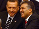 Le Premier ministre Recep Tayyip Erdogan (g) et le président de la République Abdullah Gül (d) préparent un projet de réforme de la Constitution qui inclurait l'interdiction du port du voile islamique à l'université.(Photo : AFP)