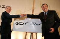 Poignée de mains entre le président-directeur général de Gaz de France Jean-François Cirelli (d) et Gérard Mestrallet, président-directeur général de Suez. (Photo : Reuters)