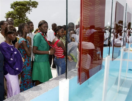 A Dakar, sur des plaques on peut lire le nom des gens morts dans le naufrage du ferry <em>Joola </em>en 2002.(Photo : AFP)