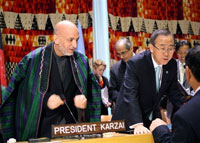 Le président afghan Ahmid Karzai (G) et le secrétaire général des Nations unies, Ban Ki-moon (D) lors d'une réunion sur l'Afghanistan au Conseil Économique et Social (ECOSOC) à l'ONU, ce dimanche 23 septembre. (Crédit : AFP)