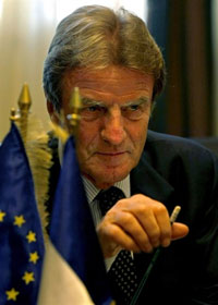 «&nbsp;<em>Bernard Kouchner contredit la ligne de conduite des 27&nbsp;:&nbsp;à savoir le dialogue accompagné de sanctions économiques, mais progressives !&nbsp;</em>»(Photo : AFP)