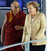La rencontre qui a mis le feu aux poudres : Angela Merkel a reçu dimanche le dalaï lama à la Chancellerie à Berlin.(Photo : AFP)