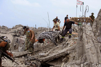 Des soldats libanais retirent, des décombres du camp de réfugiés de Nahr al-Bared dévasté (au nord du Liban), des cadavres de partisans du Fatah al-Islam, le 4 septembre 2007.(Photo : Reuters)