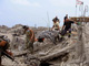 Des soldats libanais retirent, des décombres du camp de réfugiés de Nahr al-Bared dévasté (au nord du Liban), des cadavres de partisans du Fatah al-Islam, le 4 septembre 2007.(Photo : Reuters)