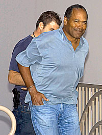 OJ Simpson emmené en détention par la police de Las Vegas, le 16 septembre 2007.(Photo : Reuters)