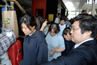 Les ex-otages sud-coréens quittent leur hôtel de Dubaï, dernière escale avant d'embarquer pour la Corée(Photo : Reuters)