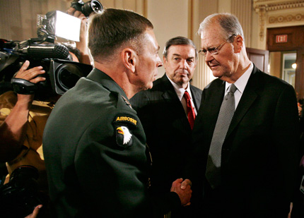 Le Général David Petraeus (g) et le sénateur démocrate Ike Skelton le 11 septembre 2007.(Photo : Reuters)