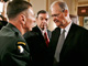 Le Général David Petraeus (g) et le sénateur démocrate Ike Skelton le 11 septembre 2007. 

		(Photo : Reuters)