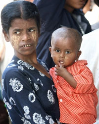 Une femme birmane et son enfant bloqués à la frontière thailandaise sur le chemin du camp de Mae Sot.(Photo : AFP)