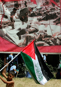 Des centaines de Palestiniens et de Libanais ont commémoré dimanche le 25e anniversaire des massacres de Sabra et Chatila.(Photo : AFP)