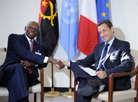 Le président français Nicolas Sarkozy (d) et le président angolais Eduardo Dos Santos, lors d'une réunion bilatérale ce lundi aux Nations Unies à New York. (Photo : AFP)
