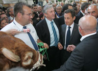 Le président français Nicolas Sarkozy (d) et Jean-Michel Lemétayer (c), président de la Fédération nationale des syndicats d'exploitants agricoles (FNSEA), au le Salon international de l'élevage à Rennes, le 11 septembre 2007.(Photo : Reuters)