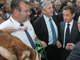 Le président français Nicolas Sarkozy (d) et Jean-Michel Lemétayer (c), président de la Fédération nationale des syndicats d'exploitants agricoles (FNSEA), au le Salon international de l'élevage à Rennes, le 11 septembre 2007.(Photo : Reuters)
