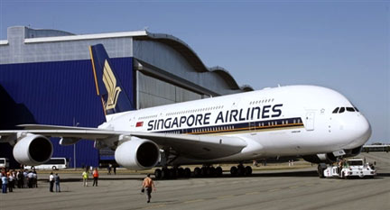 Le premier A380 livré à la compagnie Singapore Airlines, quitte l'atelier d'assemblage.(Photo : AFP)