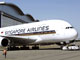 Le premier A380 livré à la compagnie Singapore Airlines, quitte l'atelier d'assemblage.(Photo : AFP)