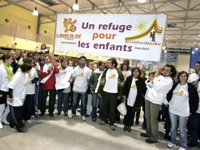 Quelques membres de l'association l'Arche de Zoe à l'aéroport de Vatry le 25 octobre 2007.( Photo : AFP )