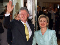 Bill Clinton se présente désormais volontiers comme "l'homme qui accompagne Hillary". ( Photo : AFP )