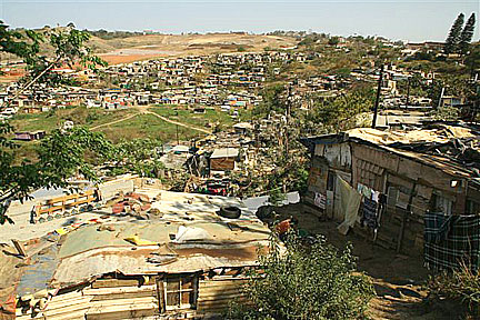 Vue du bidonville, au pied de la décharge de Bisasar à Durban.(Photo : Valérie Hirsch)