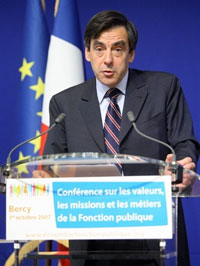 Le Premier ministre François Fillon s’est donné 5 ans pour «<em>refonder»</em> la fonction publique qui représente en France près d'un salarié sur cinq.(Photo : AFP)