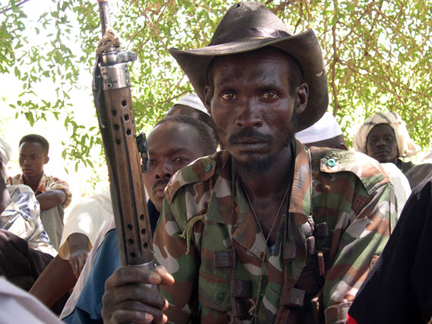 Un combattant du «MLS-Freewill», l’une des factions du Mouvement de Libération du Soudan, 2006. Le MLS est né de l'alliance de groupes d'autodéfense avant tout préoccupés par le sort de leurs populations. C'est donc surtout ce MLS qui s’est décomposé au fil du temps.( Photo : Laurent Correau/ RFI )