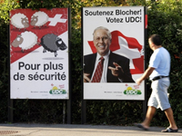 Les affiches de Blocher mettant en scène des moutons blancs expulsant de Suisse un mouton noir ont déchaîné la polémique. ( Photo : AFP )