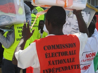 Les élections ont été «&nbsp;<em>régulières, libres et transparentes </em>», selon&nbsp;l'Union africaine, qui a toutefois&nbsp;relevé l'insuffisance et parfois le manque de matériel électoral dans certains bureaux de vote et « <em>l'usage abusif&nbsp;</em>» des votes par procuration.&nbsp;( Photo : AFP )