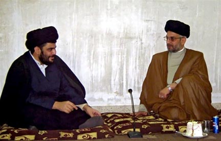 Moktada Sadr (à gauche) et Abdel Aziz al-Hakim (à droite), le 7 novembre 2005.(Photo : AFP)